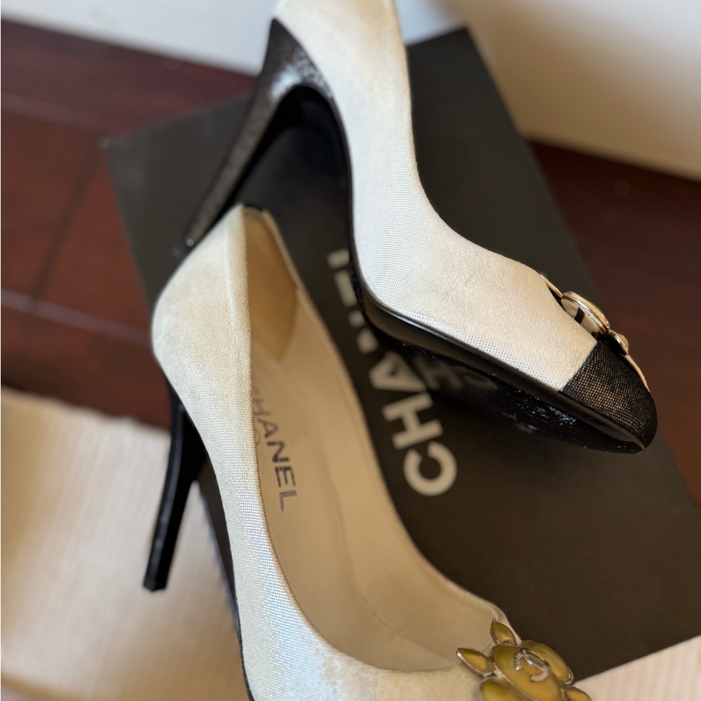 Chanel Women's Silver and Black Pumps Size 37.5 worn once indoors! - Picture 3 of 7